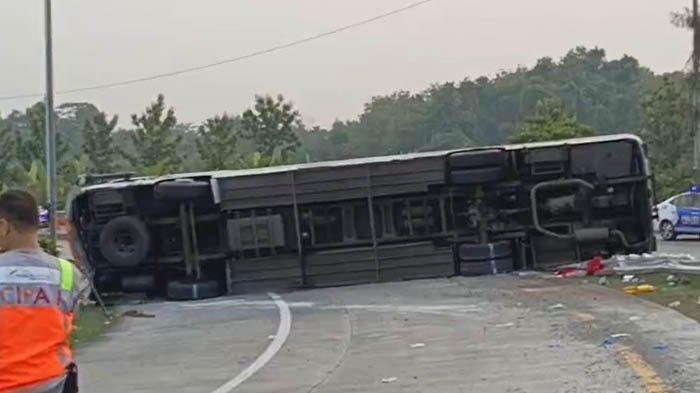 Terjadi kecelakaan maut di Tol Cipali dekat Cikopo Purwakarta, Jawa Barat pada Jumat (15/12/2023) sore.