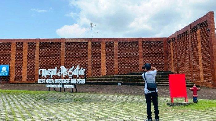 Terlihat ada pengunjung yang sedang memotret bangunan Masjid As Safar di Rest Area Heritage KM 260 B Banjaratma, Kabupaten Brebes, Jawa Tengah yang bentuknya cukup unik dan ikonik karena tidak ada kubah seperti masjid pada umumnya, Rabu (3/4/2024).