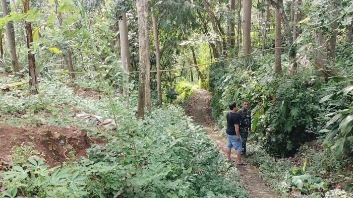 Babinsa sekitar dan seorang warga saat menunjukan lokasi masuk hutan Desa Kajar