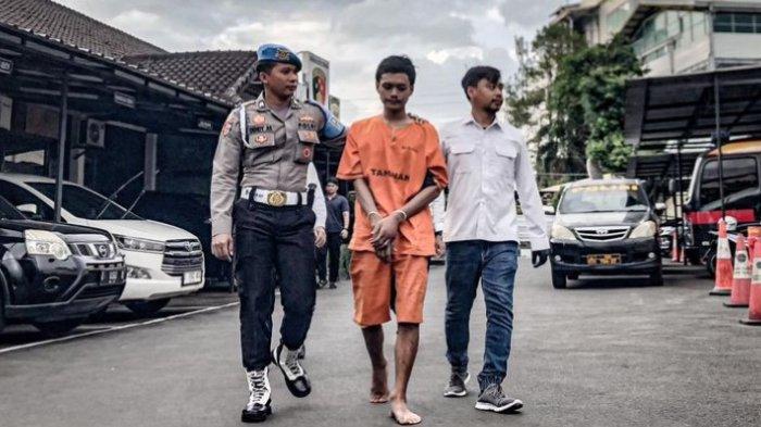 Tersangka pembunuhan perempuan yang mayatnya ditemukan di sungai Citarum, Bandung Barat digelandang Satreskrim Polres Cimahi, Kamis (14/12/2023).(Bagus Puji Panuntun)