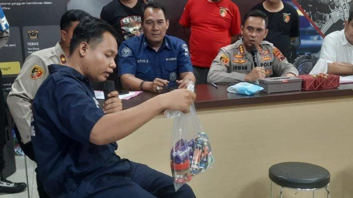 Tersangka pencurian Iqbal Hidayatul Hamsyah menunjukan barang curian dari Alfamart Cepoko di Jalan Kol Sugiarto, Gunungpati, Kota Semarang saat gelar kasus di Mapolrestabes Semarang.