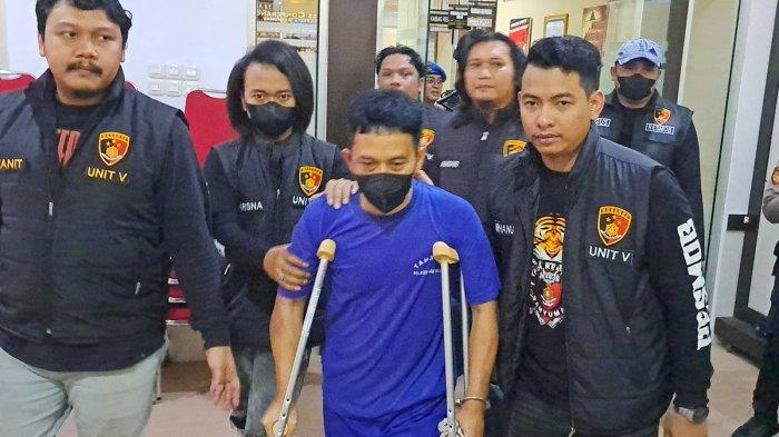 Tersangka adalah atas nama AYS warga Kelurahan Kedungwringin, Kecamatan Patikraja, Kabupaten Banyumas saat dihadirkan dalam konferensi pers kasus perampokan bersenjata pada, Selasa (24/12/2024). 
