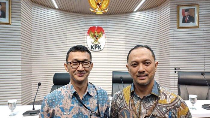 Juru Bicara KPK yang baru Tessa Mahardhika Sugiarto (kanan) dan anggota Tim Jubir KPK Budi Prasetyo (kiri) resmi diperkenalkan kepada publik. Mereka menggantikan Plt Juru Bicara Penindakan dan Kelembagaan KPK Ali Fikri serta Juru Bicara Pencegahan KPK Ipi Maryati Kuding, Jumat (7/6/2024).
