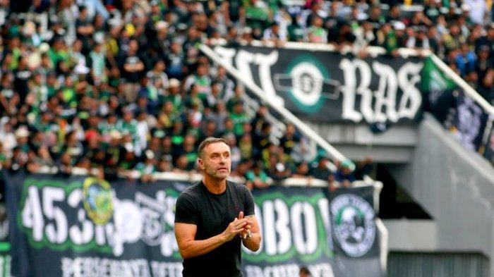 Pelatih Persija Jakarta Thomas Doll saat pertandingan uji coba dalam rangka hari jadi Persebaya Surabaya yang berakhir dengan skor 2-2 di Stadion Gelora Bung Tomo (SGBT) Surabaya, Minggu (18/6/2023) sore.