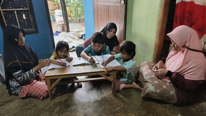 Tiga wali murid dan para murid yang dikeluarkan dari sekolah TK di Rembang karena beda pilihan.