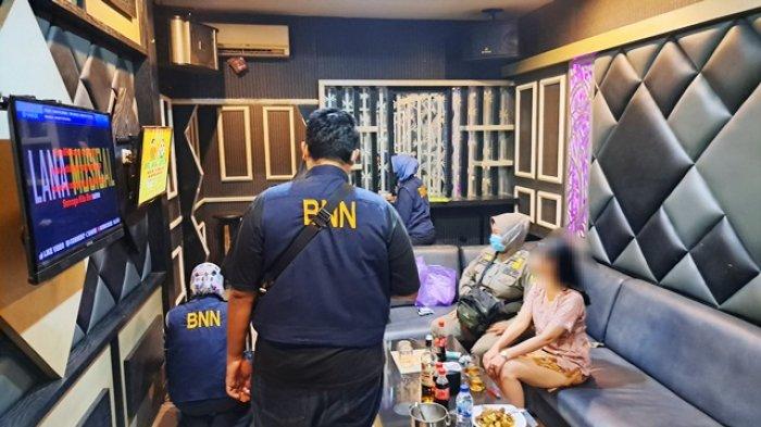 Tim Gabungan Badan Narkotika Nasional (BNN) Kabupaten Banyumas saat merazia sejumlah tempat hiburan malam di Purwokerto, Jumat (29/12/2023).