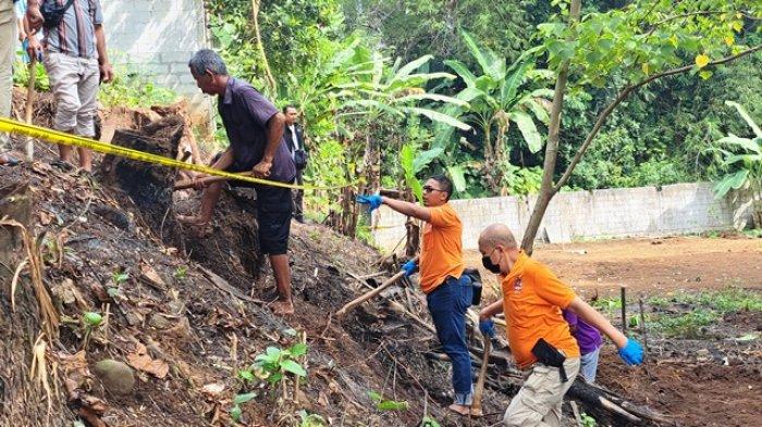 Tim Inafis Satreskrim Polresta Banyumas saat melakukan penggalian di lokasi penemuan dugaan kerangka bayi korban aborsi di RT 1 RW 4 Kelurahan Tanjung, Purwokerto Selatan, Kabupaten Banyumas, Kamis (22/6/2023).