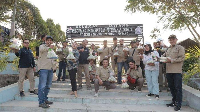 Tim PT Semen Gresik dan para jurnalis IJTI berfoto bersama membawa hasil bumi berupa jambu kristal dari program pemberdayaan masyarakat dan lingkungan di area pertanian terpadu Edupark Pabrik Rembang (9/8).