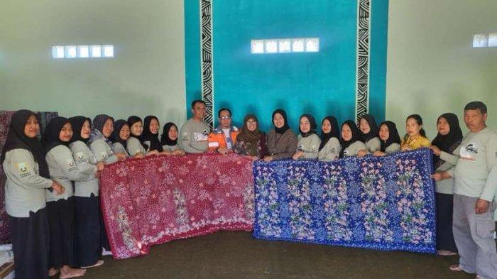 Tim PT Semen Gresik mengunjungi dan melihat secara langsung produk batik tulis Pasucen yang dikelola oleh ibu-ibu PKK dan ibu rumah tangga dari desa Pasucen, Kecamatan Gunem, Kabupaten Rembang, Jawa Tengah.