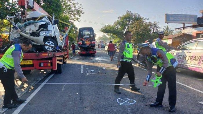 Tim Satlantas Polres Wonogiri sementara melakukan olah tempat kejadian perkara kecelakaan yang melibatkan mobil Daihatsu Grandmax dan Isuzu El di ruas ruas jalan Wonogiri-Ponorogo tepatnya di depan SD N I Bulusulur, Kecamatan Wonogiri, Kabupaten Wonogiri, Jawa Tengah, Sabtu (30/3/2024).