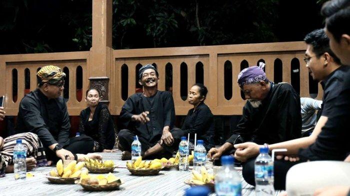 Tim Semen Gresik bersilaturahmi ke Sedulur Sikep Samin Klopoduwur, Kabupaten Blora (17/7).