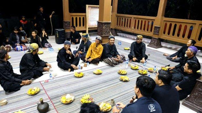 Tim Semen Gresik bersilaturahmi ke Sedulur Sikep Samin Klopoduwur, Kabupaten Blora (17/7).
