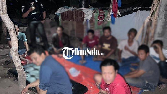 Tim Sparta Satuan Samapta Polresta Solo menangkap delapan orang warga yang sedang asyik bermain judi dadu di tempat pemakaman umum Kampung Mutihan, Laweyan kota Surakarta, Minggu (05/11/2023).