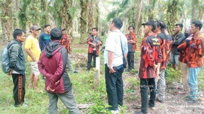Tim gabungan terdiri Polsek Sukaraja, Kades Kungkai Baru dan ormas Pemuda Pancasila saat mengecek lokasi yang diperbolehkan untuk lokasi kegiatan di Pantai Cemoro Sewu yang viral diprotes warga karena patok tarif mahal.