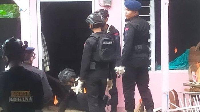 Personel dari Tim gegana dari Satuan Brimob Polda Jatim, saat melakukan pemeriksaan di lokasi ledakan bom, di rumah Husairi, Senin (19/2/2024)
