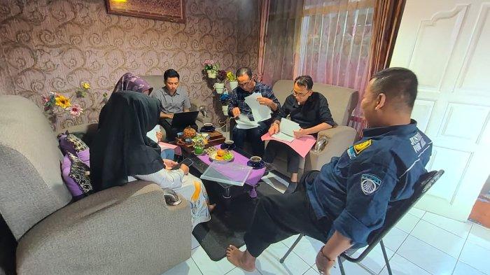 Tim investigasi Kemenkes RI saat mencari data-data yang diperlukan di rumah keluarga almarhumah dokter Aulia Risma Lestari di Kota Tegal, Minggu (18/8/2024).