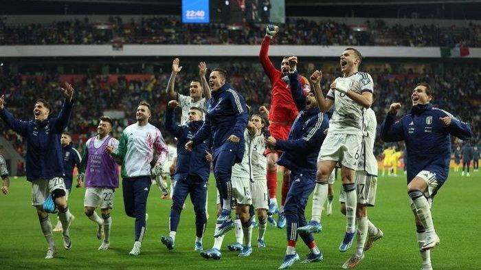 Pemain timnas Italia merayakan kelolosan menuju putaran final Euro 2024 usai bermain seri dengan timnas Ukraina di BayArena, Leverkusen (20/11/2023).