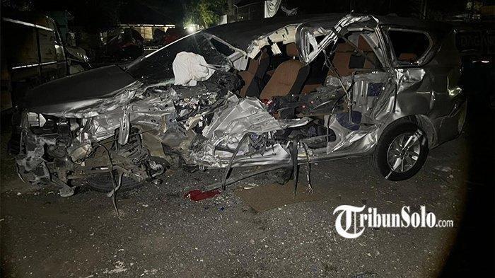 Toyota Innova nopol B 2824 TQO yang ditumpangi Habib Jafar Shodiq terlibat kecelakaan dengan truk tronton di Jalan Tol Solo-Ngawi, KM 547 A Kecamatan Sambungmacan, Kabupaten Sragen. 