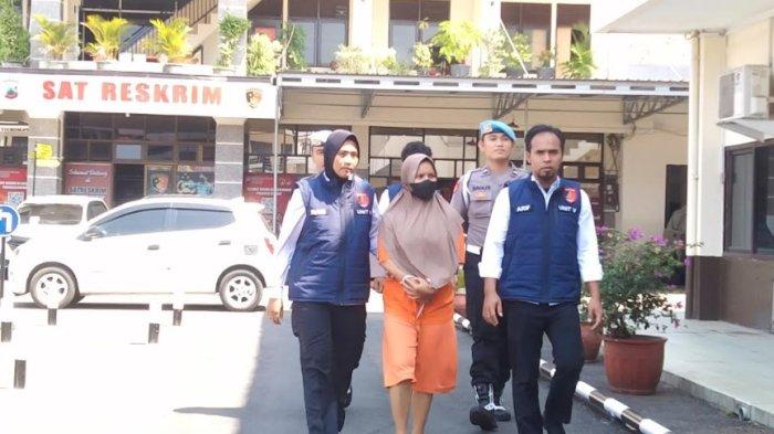 Tri Susanti (31) pelaku pembunuhan dan pembuangan bayi perempuan di Gandrungmangu, Cilacap yang tak lain adalah ibu kandungnya saat dihadirkan dalam konferensi pers di Mapolresta Cilacap pada Senin (6/11).
