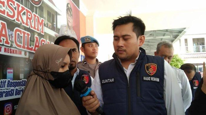 Tri Susanti (31) pelaku pembunuhan dan pembuangan bayi perempuan di Gandrungmangu, Cilacap yang tak lain adalah ibu kandungnya saat dihadirkan dalam konferensi pers di Mapolresta Cilacap pada Senin (6/11).