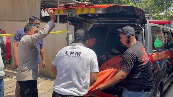 Polisi evakuasi jasad SW (43), seorang ibu yang diduga tewas dibunuh anaknya, RAR (23), di rumah mereka Jalan Takong, RT 03/08, Tapos, Kota Depok, Kamis (10/8/2023).