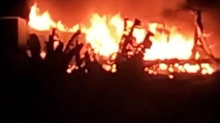 Tampak dari kejauhan kobaran api pada truk boks ekspedisi yang terbakar di jalan Tol Pemalang-Batang KM 306A.