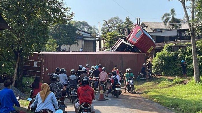 Truk Kontainer terguling di Jalan RA Kardinah Desa Senenan, Tahunan, Jepara, Senin (1/4/2024).