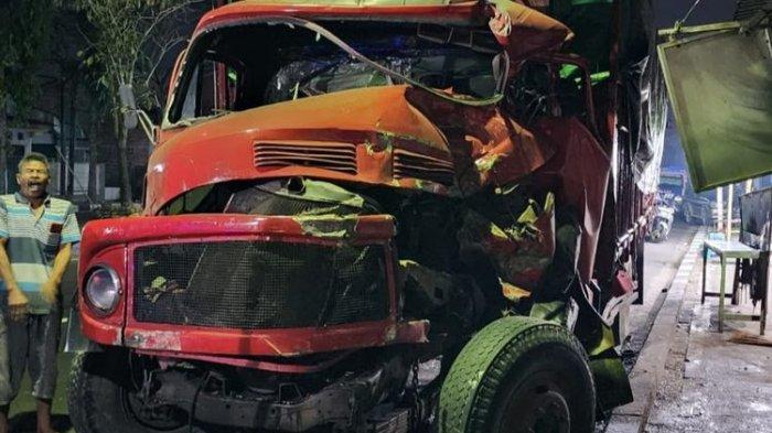 Truk Mercedes Benz yang terlibat kecelakaan karambol di Jalan Yogyakarta-Magelang, Rabu (24/7/2024) dini hari.