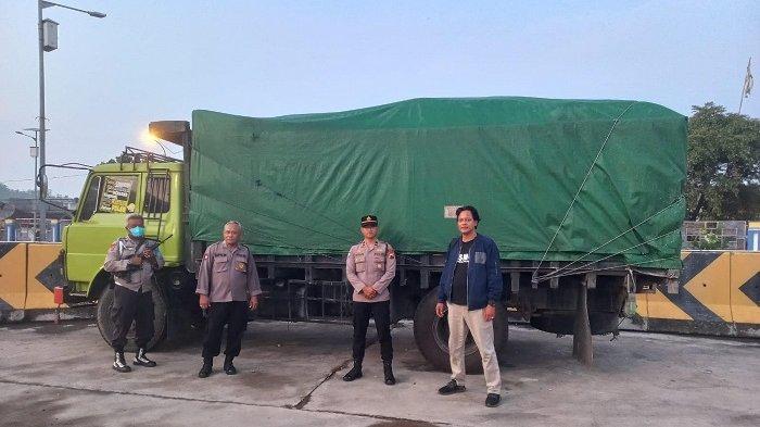 Truk bermuatan kedelai yang sempat dibawa kabur pencuri di Ambarawa, Kabupaten Semarang ditemukan polisi, Jumat (29/12/2023) dini hari. Truk tersebut dibawa kabur saat pengemudinya, Catur beristirahat sebelum melanjutkan perjalanan ke Yogyakarta.
