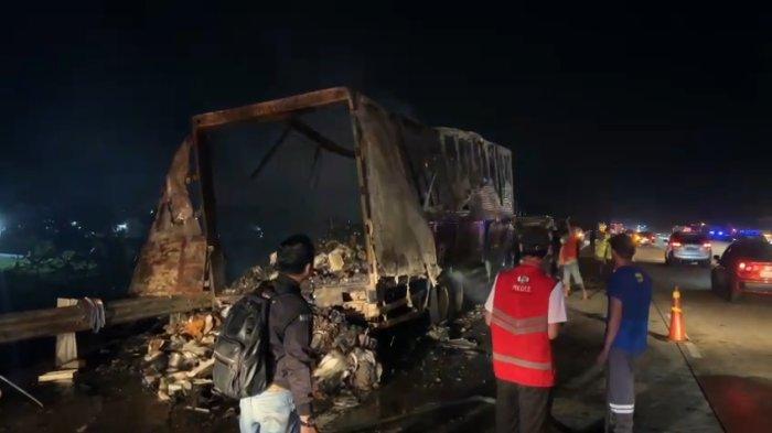 Truk ekspedisi bermuatan barang paket, terbakar di Tol Pemalang KM 306 jalur A arah Jakarta ke Semarang, Minggu (23/6/2024), sekitar pukul 18.00 WIB.