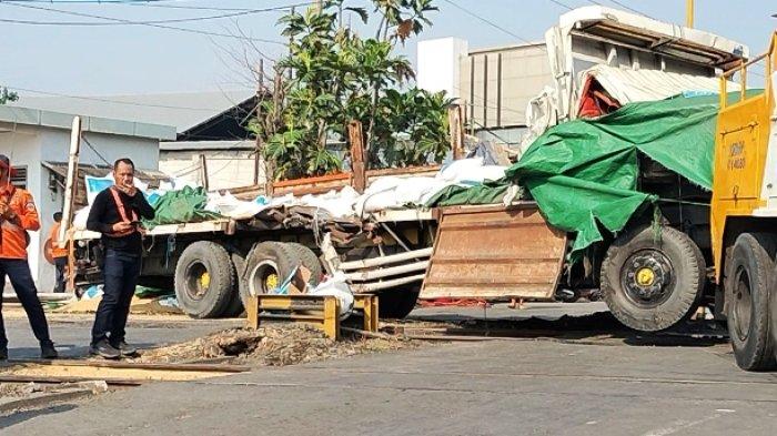 Truk muatan kedelai tertabrak kereta api saat menerobos palang pintu diperlintasan kereta api Kaligawe Semarang