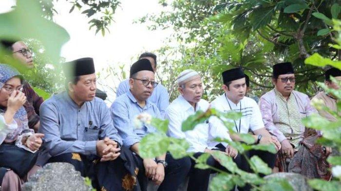 Tujuan kedua ke makam Rektor pertama UIN Walisongo yaitu Prof. Ludjito