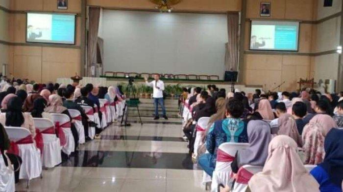 UIN Walisongo Semarang melalui unit Walisongo Career Center (WCC) melakukan pembekalan kepada 1.085 calon wisudawan periode Februari 2024. Acara ini dipandu oleh Nahnu Robid Jiwandono, M.Pd. dan dilaksanakan pada Selasa, (6/2/2024) di Gedung Prof Tgk. Ismail Yaqub Auditorium 2 Kampus 3 UIN Walisongo Semarang.