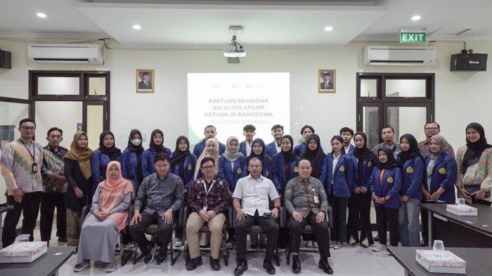 Baru-baru ini dalam upaya mendukung pendidikan tinggi, Bank Syariah Indonesia (BSI) yang di wakili Deputy Funding Transaction BSI Region 7 Semarang, Tony Budi Kartono dan didampingi Dr Wafda Vivid Izziyana SH MH dari Univesitas Semarang (USM), memberikan secara simbolis bantuan beasisiwa kepada 20 Mahasiswa USM, pada Senin (23/12/2024).