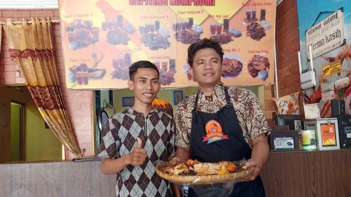 Udin pemilik Warung Kepiting Kompromi dan pengunjung berfoto bersama di Jalan Raya Ambokembang, Gang 9, Desa Ambokembang, Kecamatan Kedungwuni, Kabupaten Pekalongan.