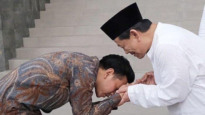 Ulama kharismatik, KH Munif Muhammad Zuhri atau Mbah Munif memberikan restu pada Gibran Rakabuming Raka maju menjadi bakal calon wakil presiden (cawapres) Prabowo Subianto di Pilpres 2024, di Solo Techno Park, Selasa (31/10/2023). 