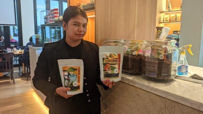 Ulya Mayasari, Manajer Strada Coffee Semarang, menunjukkan produk kopi dalam kemasan pouch, Jumat (23/6/2023).