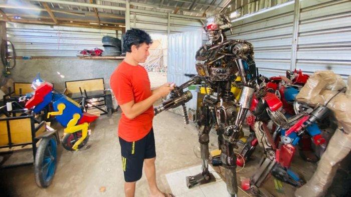 Umar Mustofa atau yang kerap disapa Umay (31), dan replika robot terminator ciptaannya yang tidak lama lagi akan mengikuti pameran kelas ASEAN di Yogyakarta. 