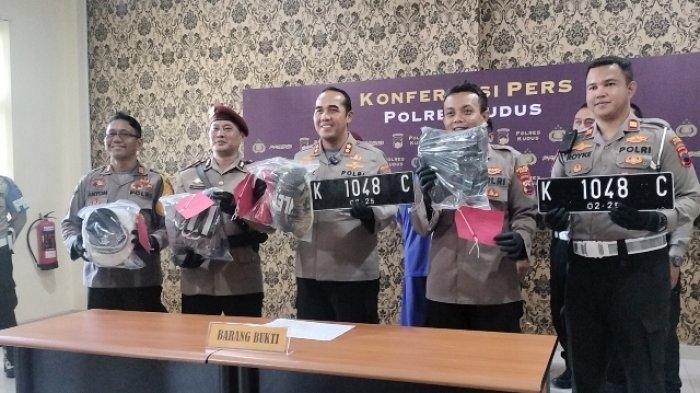 Ungkap Kasus Viral Mobil Calya Tabrak Polisi, Barang Bukti Plat Nomor mobil Calya yang palsu.