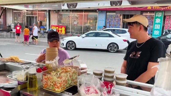 Food truck yang berisi makanan yang dijual oleh Uni Shanty di China.
