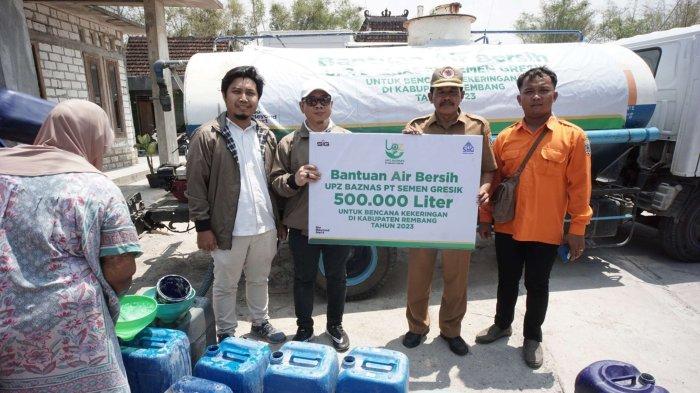 Unit Pengumpul Zakat (UPZ) PT Semen Gresik bekerjasama dengan BPBD Rembang menyalurkan bantuan total 500 ribu liter air bersih ke sejumlah wilayah terdampak bencana kekeringan ekstrim di Kabupaten Rembang.