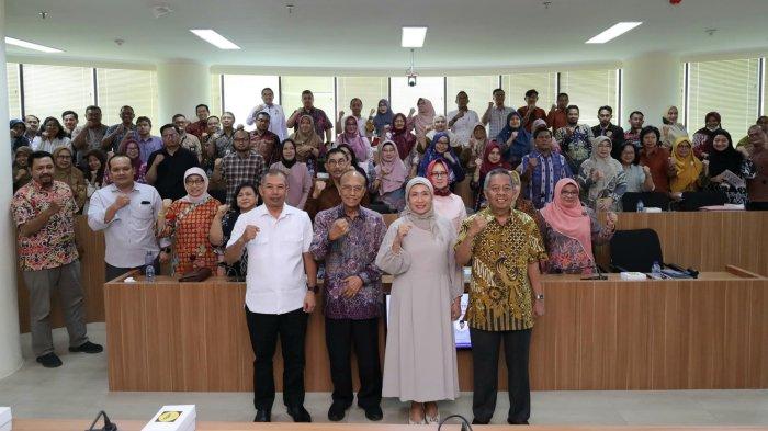 Universitas Semarang (USM) menggelar pertemuan rutin akhir tahun untuk mengevaluasi kinerja dan merumuskan strategi ke depan, dengan mengadakan Gathering pejabat struktural, mengusung tema 