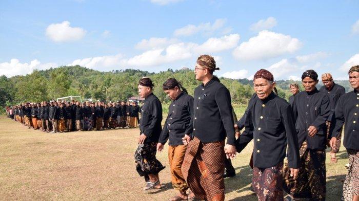 Suasana upacara peringatan Hari Kesaktian Pancasila di Lapangan Tunggul Jati, Desa Pekuncen, Kecamatan Jatilawang, Kabupaten Banyumas, Minggu (1/10/2023).