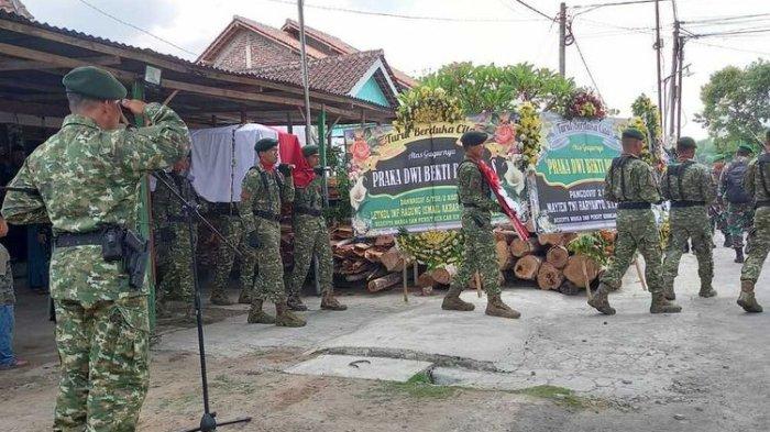 Upacara pemberangkatan jenazah Praka Dwi Bekti Probo dari rumah duka di di Desa Tamanarum, Kecamatan Bendo, Kabupaten Magetan. Sebagai tanda jasa bagi prajurit yang gugur dalam tugas, Praka Dwi mendapatkan hak berupa kenaikan pangkat luar biasa satu tingkat menjadi Kopda Anumerta.(KOMPAS.COM/SUKOCO)