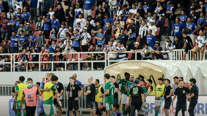Para pemain PSS Sleman seusai laga Vs PSIS Semarang di Stadion Jatidiri Semarang, Minggu (3/12/2023).