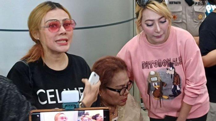 Kakak penyanyi Virgoun yakni Febby Carol, ibunya yakni Eva Manurung, dan artis Vista Putri setelah menjenguk untuk kedua kalinya di Polres Metro Jakarta Barat pada Jumat (21/6/2024) usai Virgoun tertangkap narkoba.
