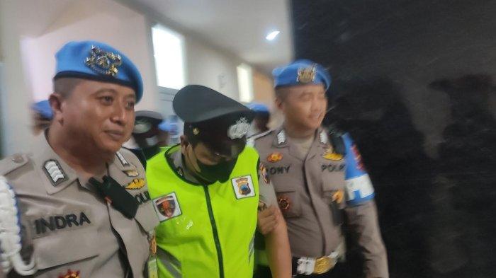 VONIS DEMOSI - Dua polisi pemeras keluar sidang dari ruangan sidang etik lantai 2 Bidpropam Polda Jateng, Kota Semarang, Senin (17/2/2025). Mereka divonis sidang demosi.
