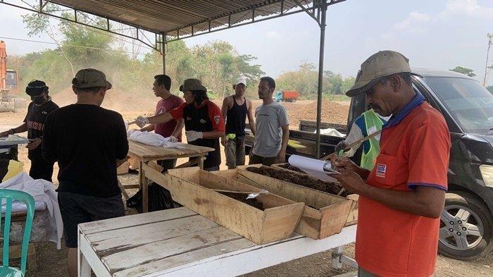 Viral di media sosial, sebuah foto memperlihatkan jenazah dari makam yang dievakuasi di Desa Brangkal, Kecamatan Karanganom, Klaten masih utuh.