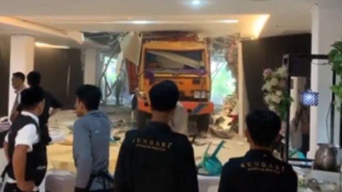 Viral video mobil truk masuk ke Gedung Kesenian Balikpapan saat acara pernikahan berlangsung, Sabtu (22/7/2023). Instagram @balikpapanku