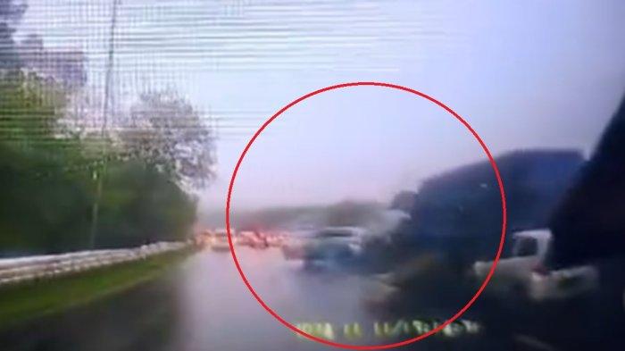 Viral video rekaman dashcam detik-detik truk trailer terlibat kecelakaan beruntun di Tol Purbaleunyi.